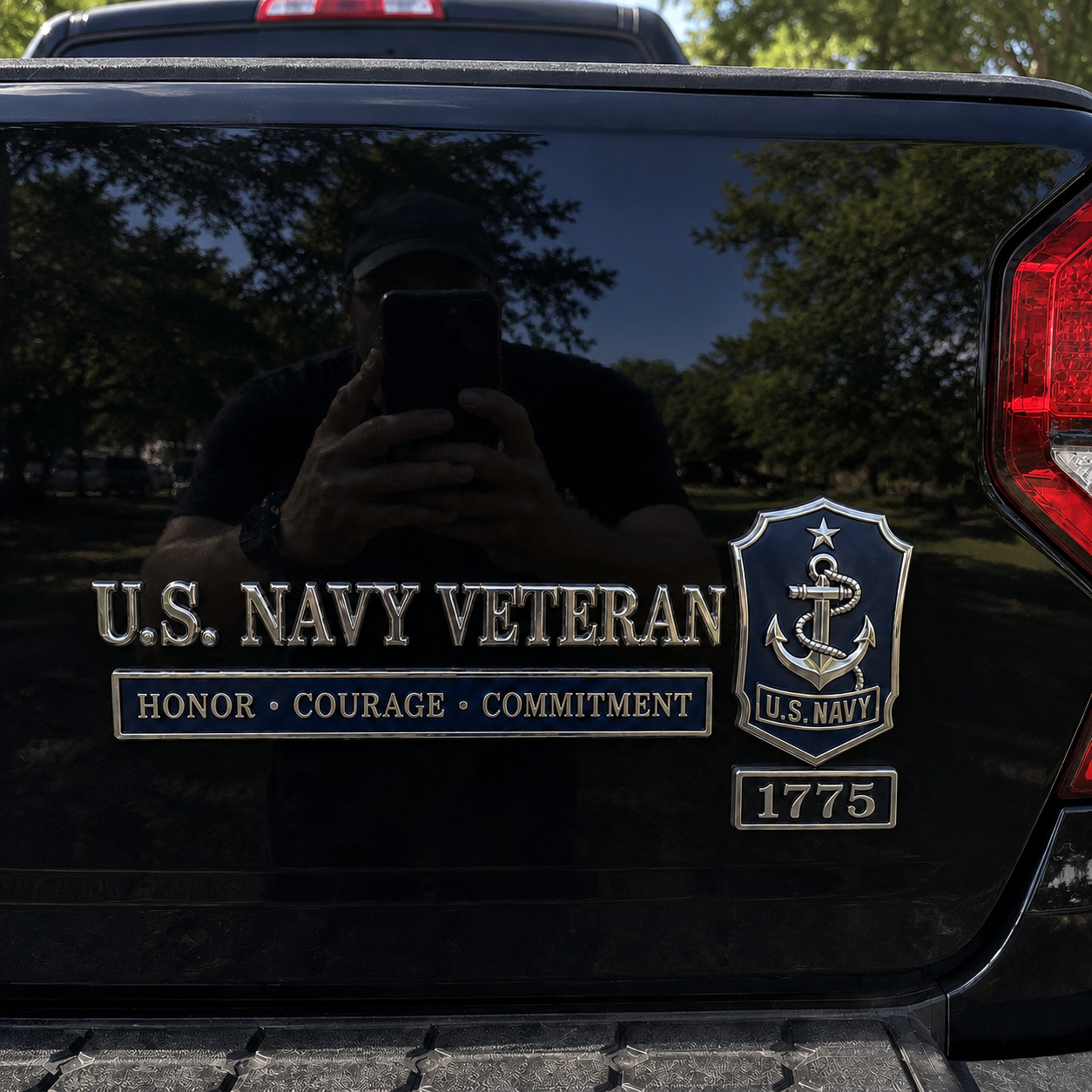 🇺🇸 U.S. Navy Veteran Honor Courage Commitment Car Emblem Metal Badge